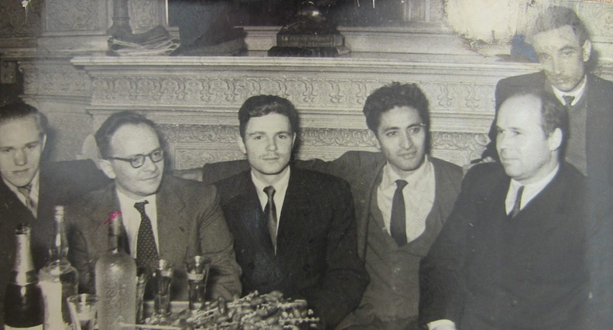1953 — في مقر "الجزائر جمهورية". على اليسار، هنري علّاق. في الوسط، بوعلام خالفة. على اليمين، جاك سالور.