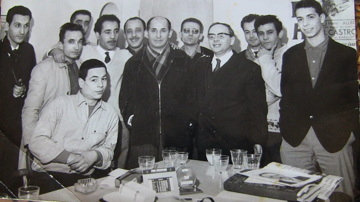 1963 — فريق "الجزائر جمهورية. من اليسار، سعيد، سالور، قايد، بن زين، مارسيلي، علّاق، محمد ربّاح، كوزا. خطيب جالس.