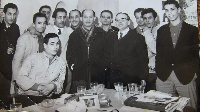 Equipe d'Alger Républicain. A partir de la gauche, Saïd, Salort, Kaïd, Banzine, Marcelli, Alleg, Rebbah, Couza. Khatib assis.