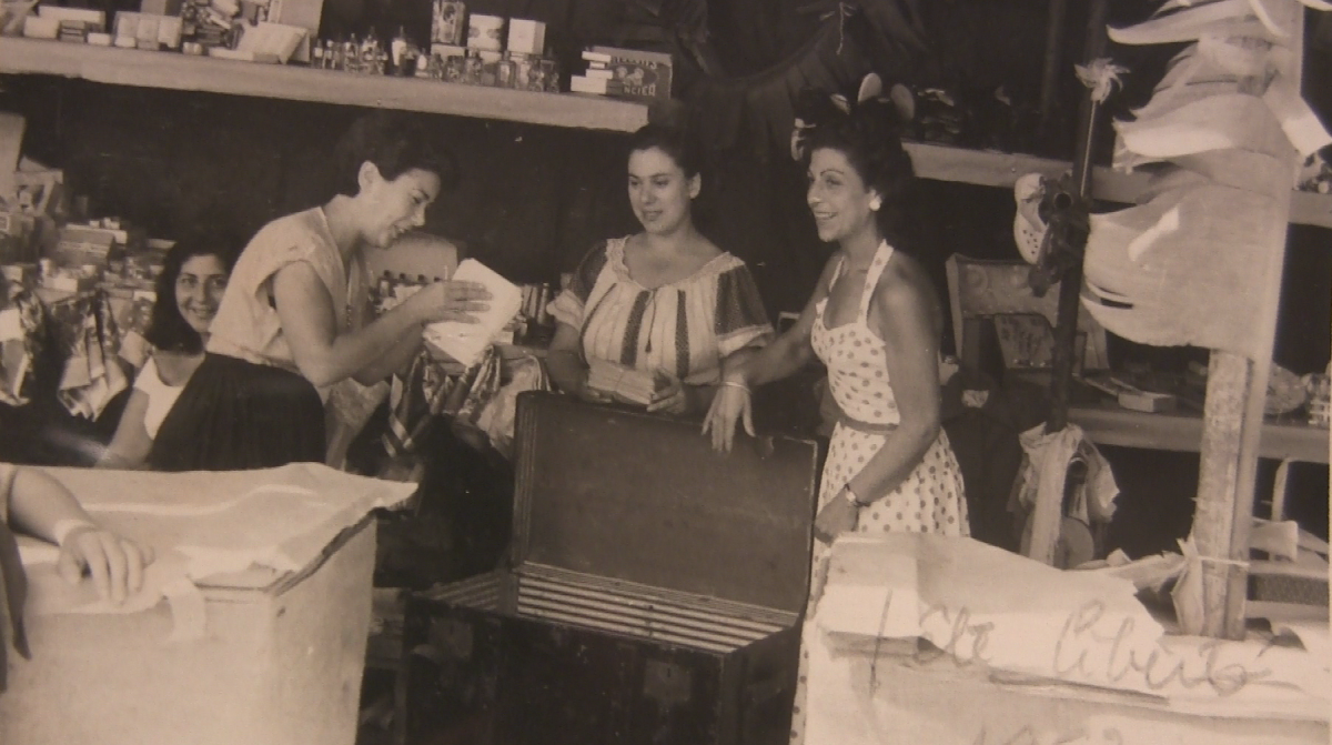 1953 — حفلة الجريدة "الحرية". رولاند سالور في الوسط، كولات شوراكي على اليمين.