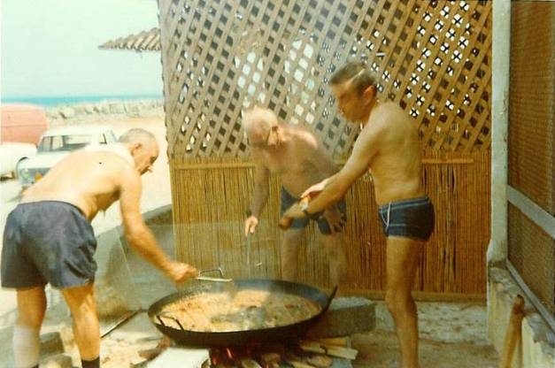 Paella à Bouharoun. A partir de la gauche, Georges Gallinari, Baptiste Pereto et Jacques Salort.