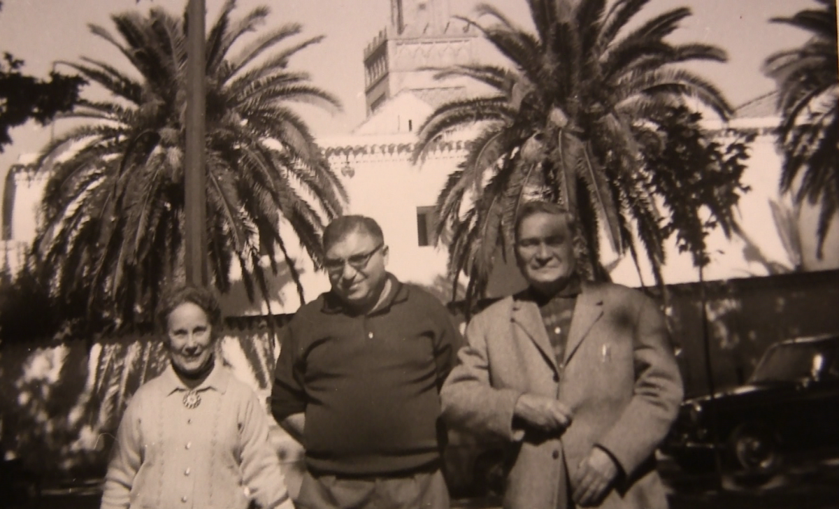 1952 — جورج كاتوني في الوسط، محاسب جريدة "الجزائر جمهورية".