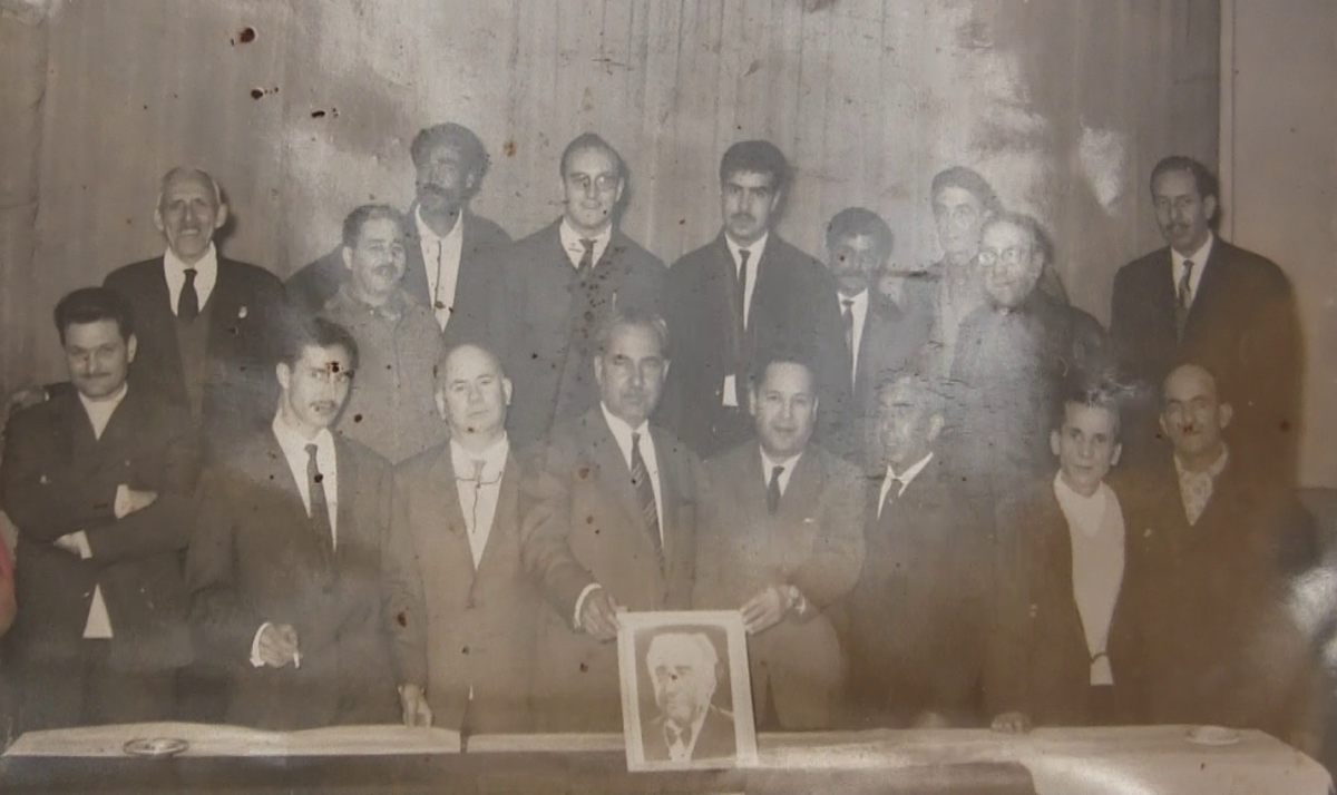 1948 — جمعية "الأرفيون". جورج أكامبورا في الأسفل على اليسار.