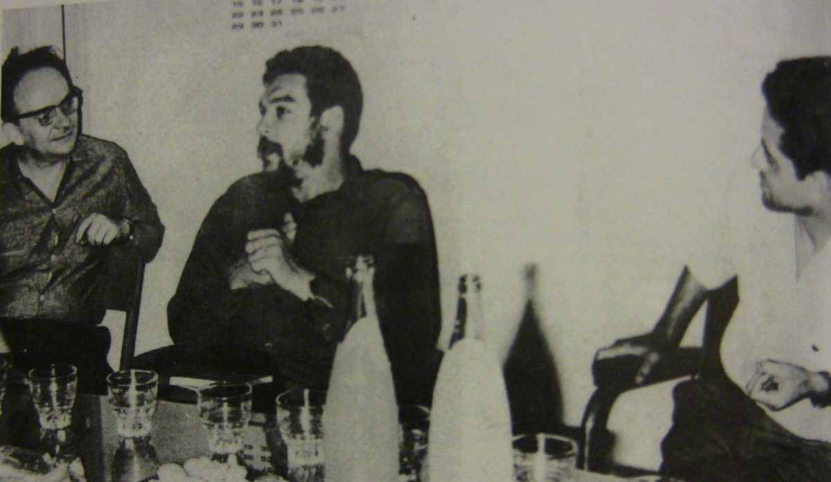 1963 — "التشي" في مقر "الجزائر جمهورية". بين علّاق و خالفة.
