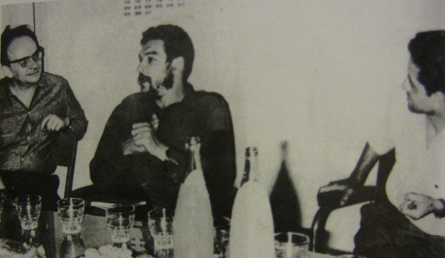Le Che à Alger Républicain, avec Alleg et Khalfa.