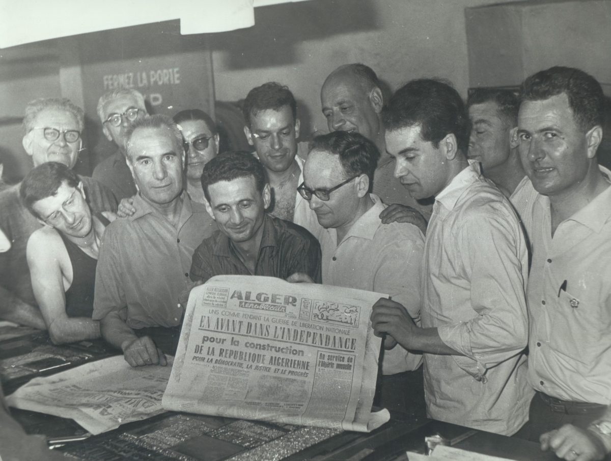 1962 — عودة إصدار جريدة "الجزائر جمهورية". زانيتاكسي على اليسار، علّاق في الوسط.