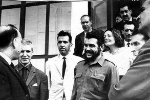 1963 — زيارة "التشي" في الجزائر. ورائه، ماري روز بيريتو.