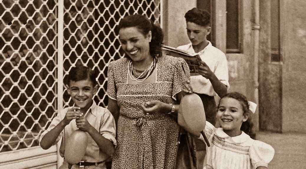 1947 — العائلة سعيد، بيار غناسيا، الأم ميراي، جان بيار يقرء و أخته جوزات.