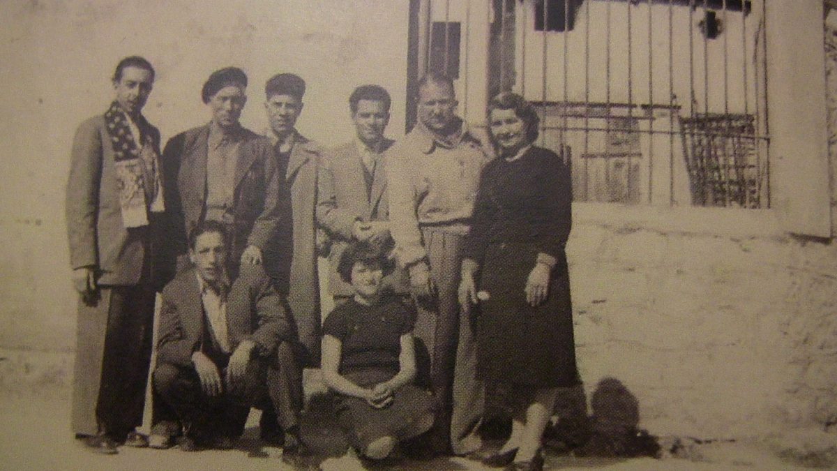 1950 — مناضلين في قسنطينة. واقفين، زيتوني، قارسيا، برنار و ويليام سبورتيس و العائلة رولان. بولحبل جالس.