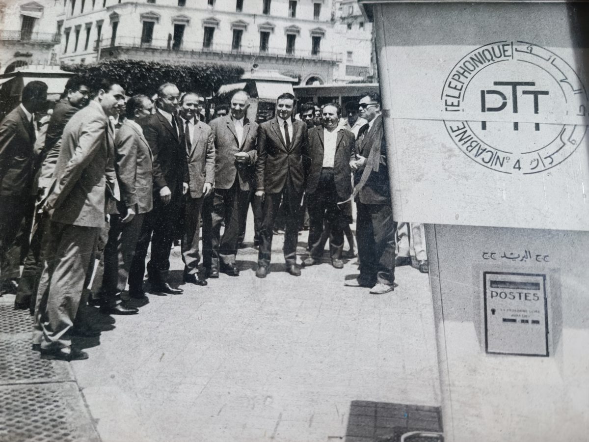 1972 — فتح مراكز الهاتف. جورج غاليناري في الوسط.