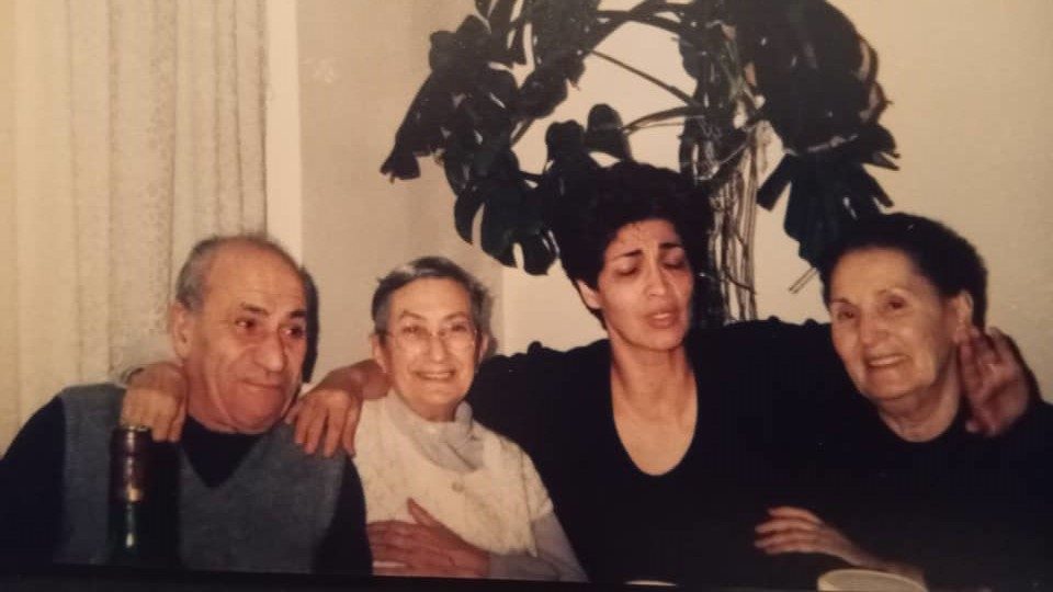 1986 — على اليسار، ويليام و جيلبارت سبورتيس. ليلى مكّي على اليمين.