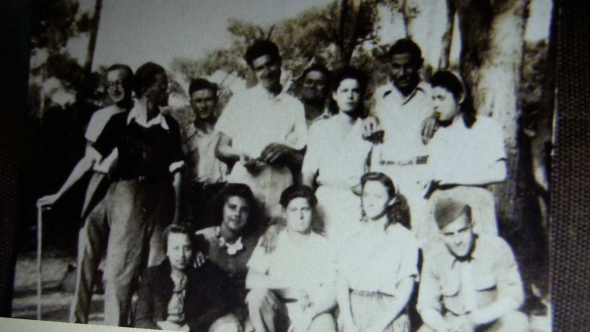 1945 — نزهة الشبيبة الشيوعية بالجزائر. في الأعلى على اليمين مواتي،شايع. في الأسفل ويليام سبورتيس، ميار تيمسيت و جنين بلخوجة.