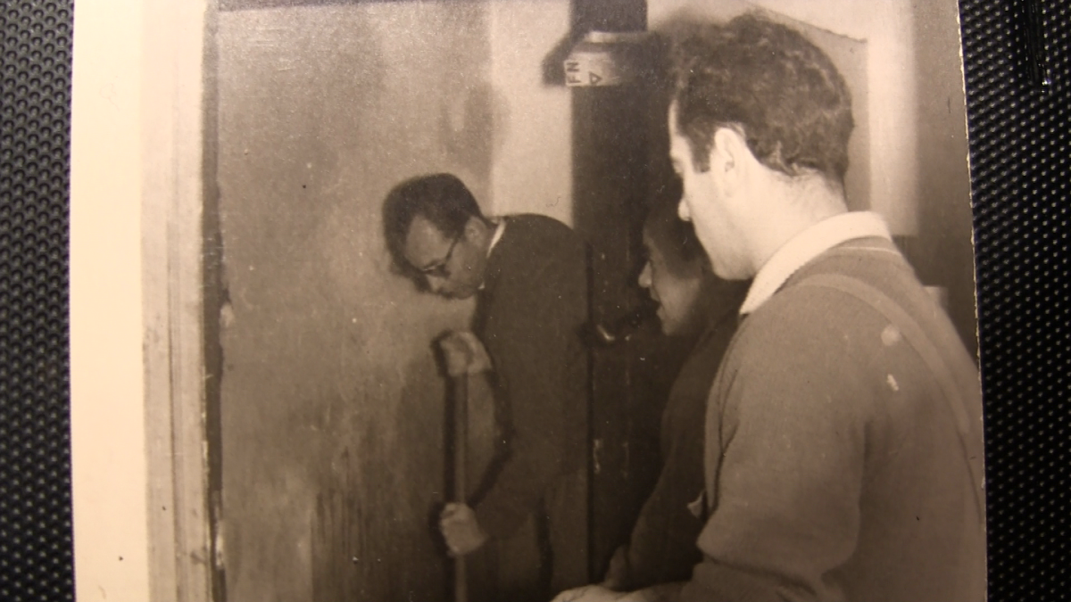 1959 — روني جوسترابو بالمكنسة في معتقل لودي